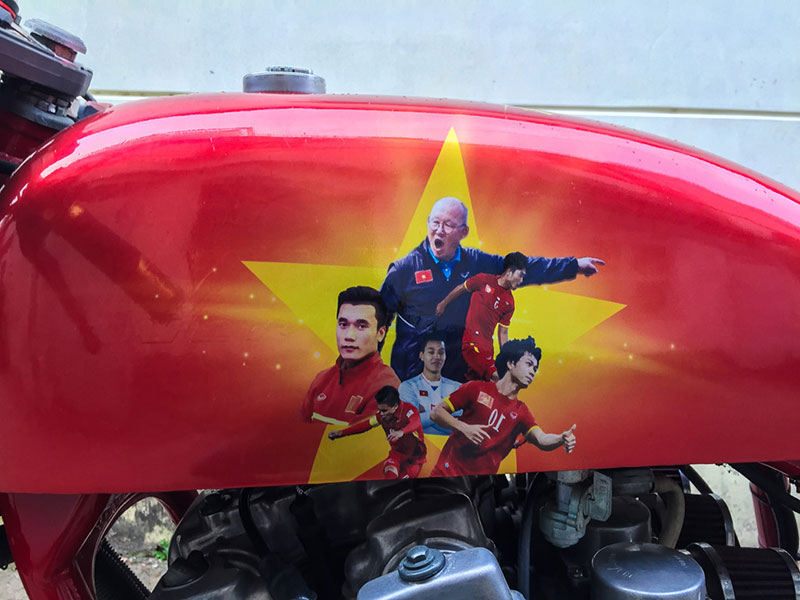 Dàn xe độ tem cổ vũ U23 Việt Nam trước trận chung kết